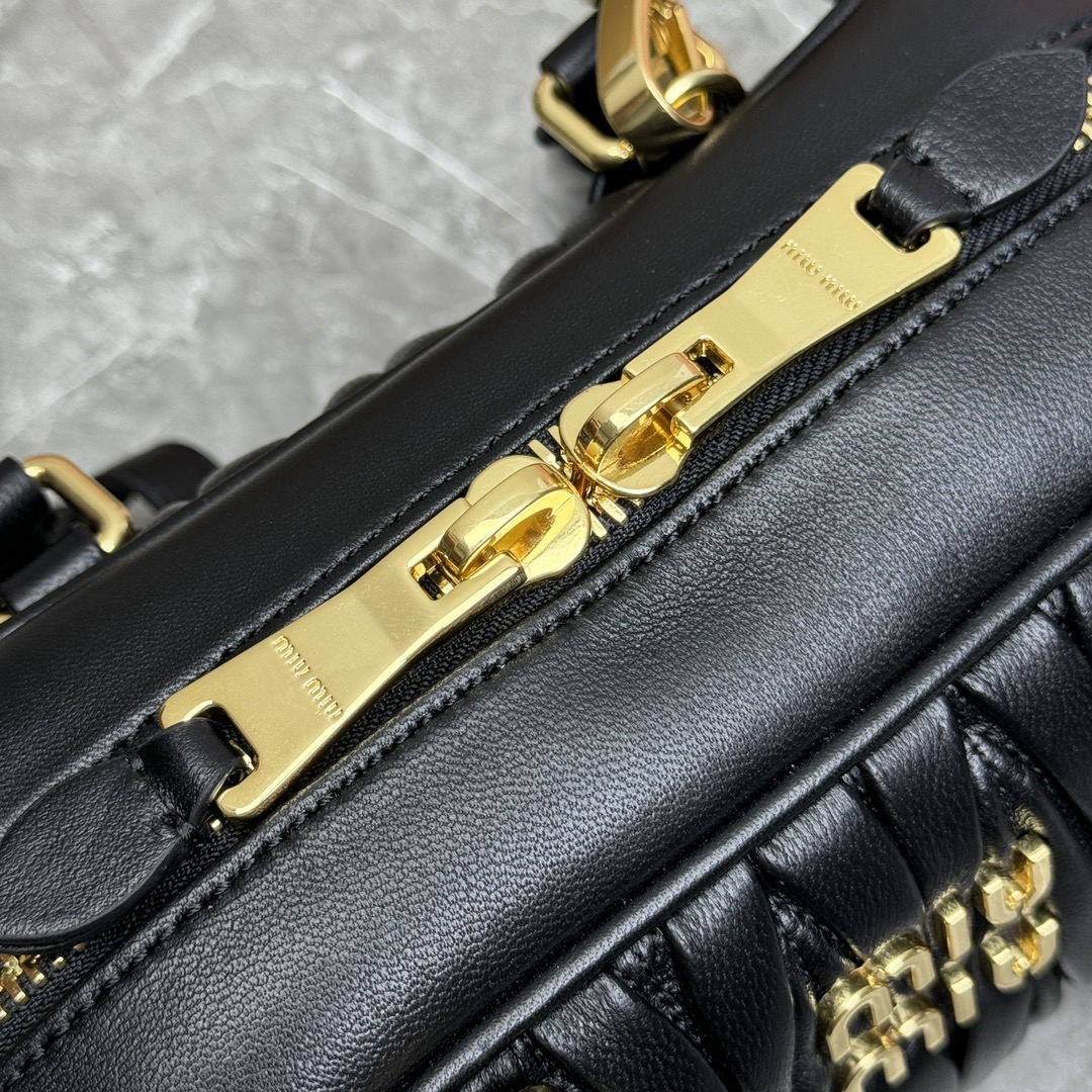 P1600 5BB142 embroidery line M family bowling bag official website to promote this year's absolute top imported lambskin MiuMiu unique style Matelasse pattern body exquisite three-dimensional stylish front engraved logo and leather color echo removable adjustable leather long shoulder strap cotton satin lining with zipper pockets many celebrities netroots with the same model size 22X10.5X7.5Cm with the original packaging