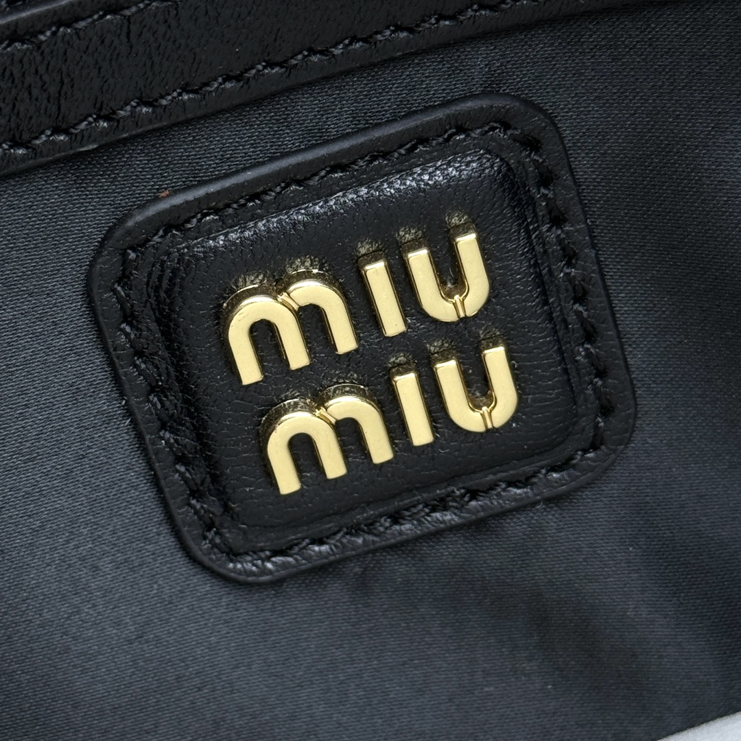 P1600 5BB142 embroidery line M family bowling bag official website to promote this year's absolute top imported lambskin MiuMiu unique style Matelasse pattern body exquisite three-dimensional stylish front engraved logo and leather color echo removable adjustable leather long shoulder strap cotton satin lining with zipper pockets many celebrities netroots with the same model size 22X10.5X7.5Cm with the original packaging