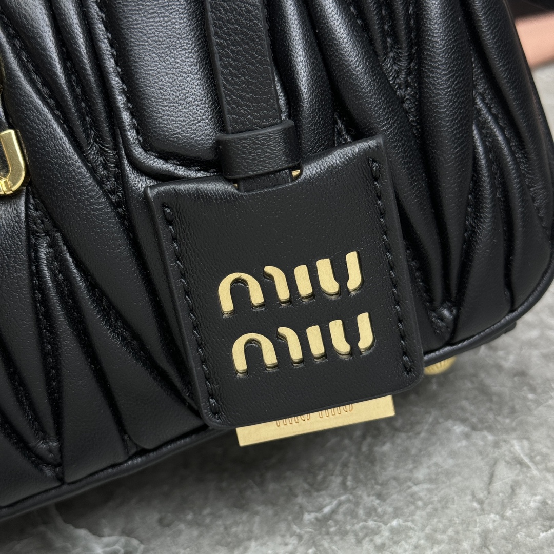 P1600 5BB142 embroidery line M family bowling bag official website to promote this year's absolute top imported lambskin MiuMiu unique style Matelasse pattern body exquisite three-dimensional stylish front engraved logo and leather color echo removable adjustable leather long shoulder strap cotton satin lining with zipper pockets many celebrities netroots with the same model size 22X10.5X7.5Cm with the original packaging