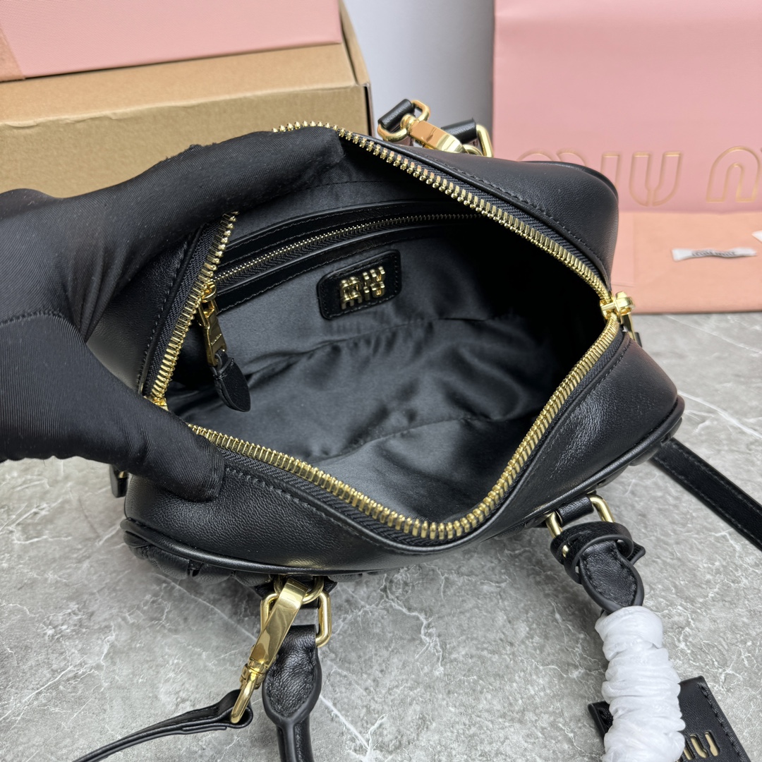 P1600 5BB142 embroidery line M family bowling bag official website to promote this year's absolute top imported lambskin MiuMiu unique style Matelasse pattern body exquisite three-dimensional stylish front engraved logo and leather color echo removable adjustable leather long shoulder strap cotton satin lining with zipper pockets many celebrities netroots with the same model size 22X10.5X7.5Cm with the original packaging