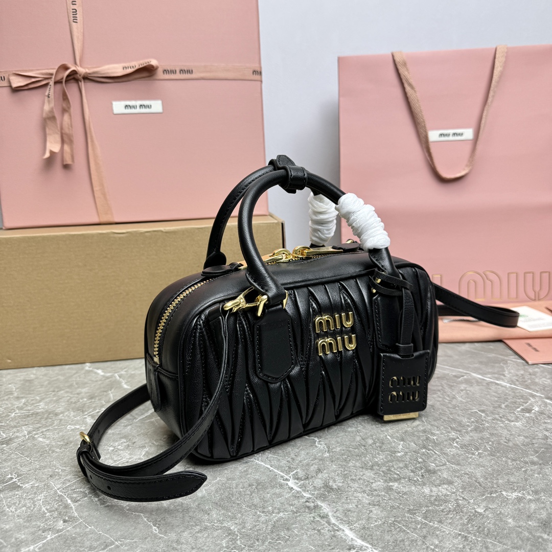 P1600 5BB142 embroidery line M family bowling bag official website to promote this year's absolute top imported lambskin MiuMiu unique style Matelasse pattern body exquisite three-dimensional stylish front engraved logo and leather color echo removable adjustable leather long shoulder strap cotton satin lining with zipper pockets many celebrities netroots with the same model size 22X10.5X7.5Cm with the original packaging