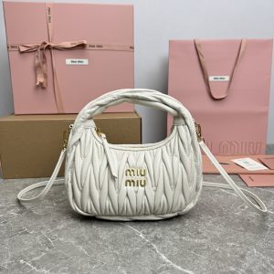 P1500  MiuWander手袋 0365BC125：采用进口小羊皮经典品牌标志性Matelasse纹理绣花复古磨砂五金利用圆孤的曲线保留了应有的俏皮感包型整体硬挺有型充满个性可甜可盐容量可光各大时尚搏主几乎人手一个颜色多多黑奶白孔雀蓝日光黄樱花粉大红尺寸：20X17X6配原版包装-高仿包包