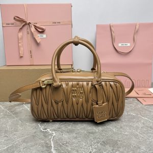 P1720 ✔️ MiuMiu Bowling Bag 5BB148MiuMiu Bowling Bag official website to promote this year's absolute style of top imported lambskin MiuMiu unique style Matelasse pattern body exquisite three-dimensional and stylish front engraved logo and the leather color echoes the detachable adjustable leather long shoulder strap cotton satin lining with zipper pockets many celebrities and netizens with the same model size 27X12X9Cm with original packaging-high replica bags