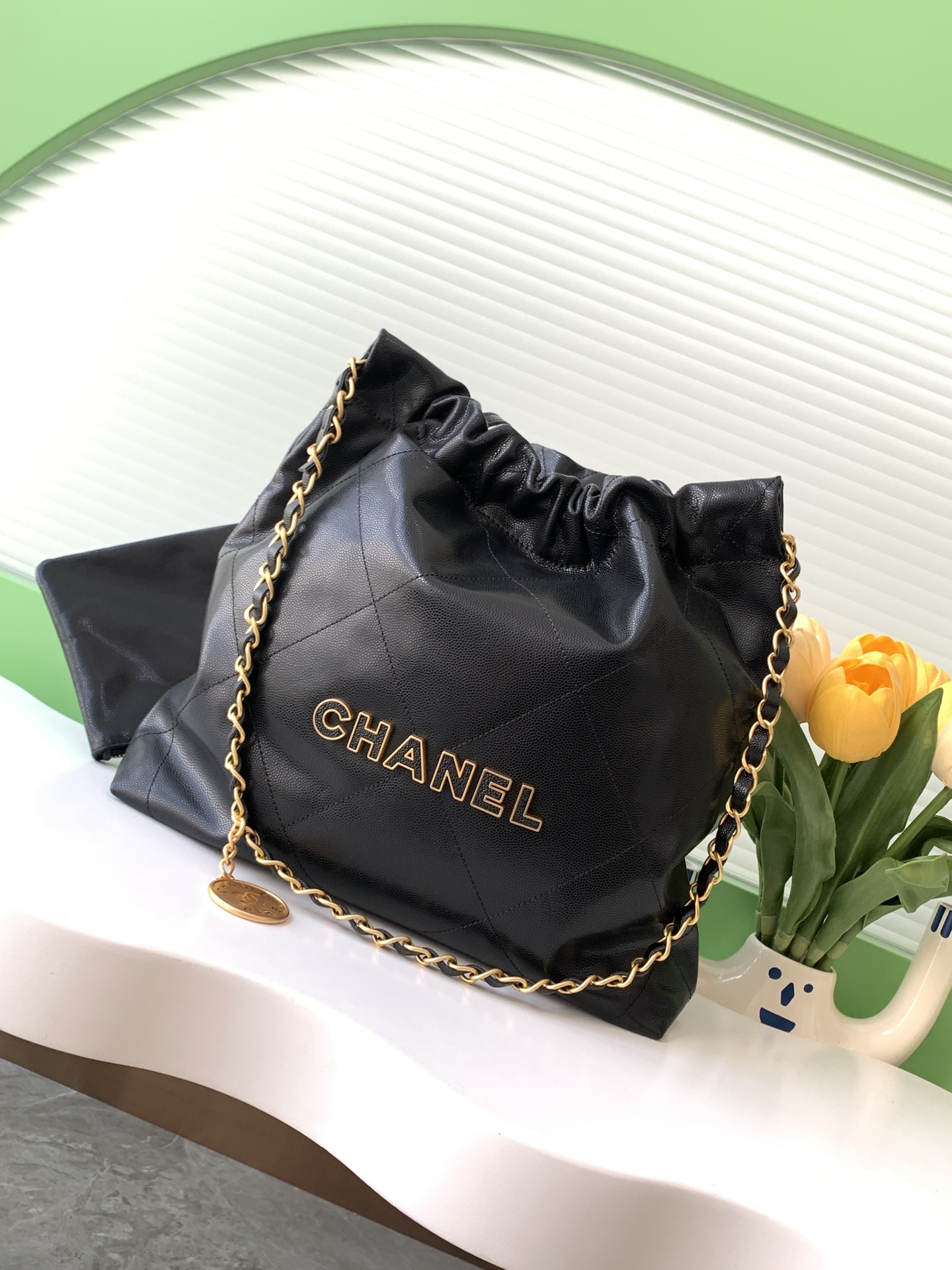 24K球纹bag购物袋[愉快]本季最火最值得入手的系列它的名字叫22 bag香奈儿凡是以数字命名的都必火爆[强][强]也一定会成为经典[愉快]超级时尚和大气非常好搭配那就对啦[呲牙]背上就是顶流！
款号AS3260
尺寸：35x37x7cm-高仿包包