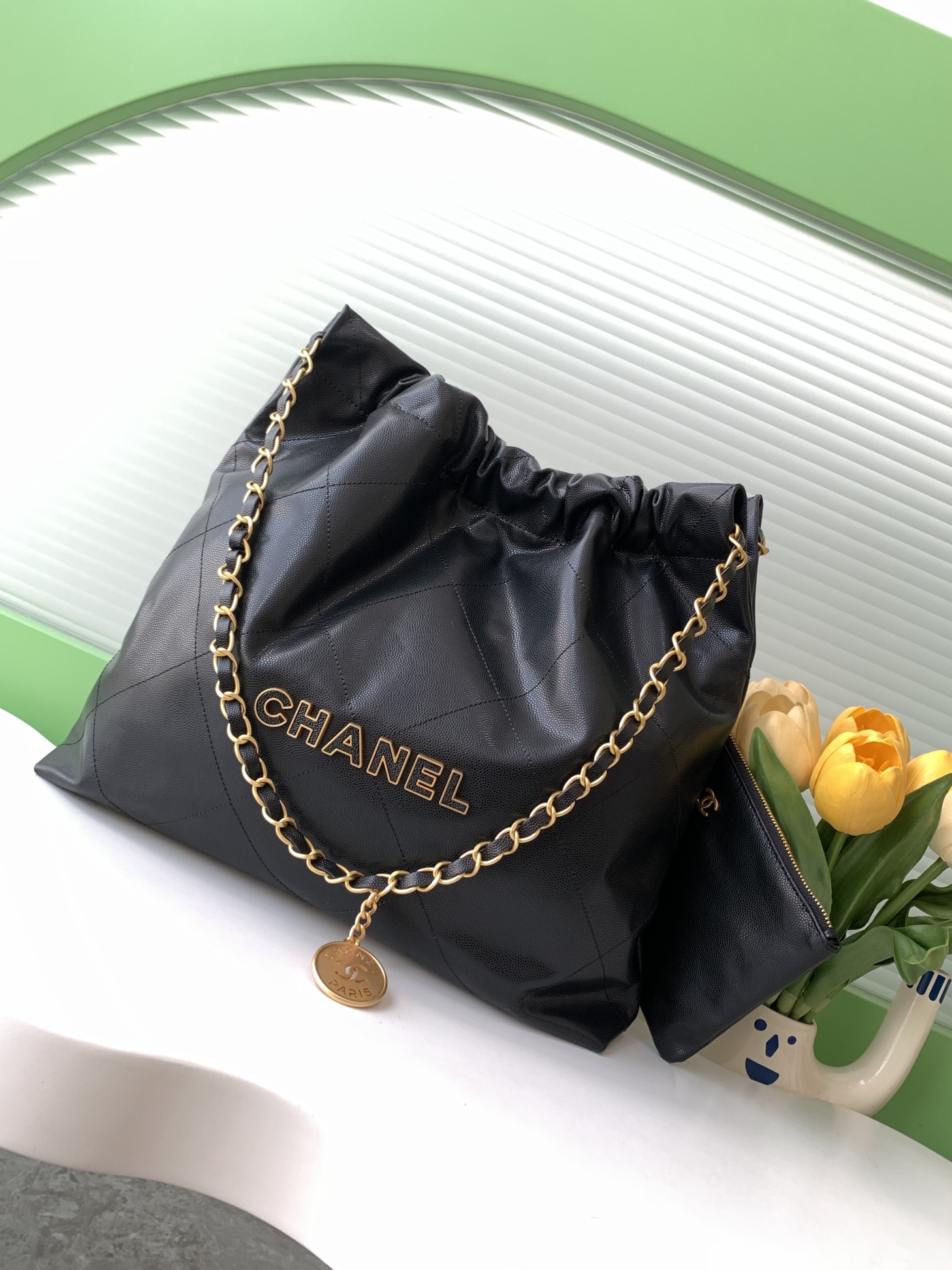 24K球纹bag购物袋[愉快]本季最火最值得入手的系列它的名字叫22 bag香奈儿凡是以数字命名的都必火爆[强][强]也一定会成为经典[愉快]超级时尚和大气非常好搭配那就对啦[呲牙]背上就是顶流！
款号AS3261
尺寸39-42-8-高仿包包