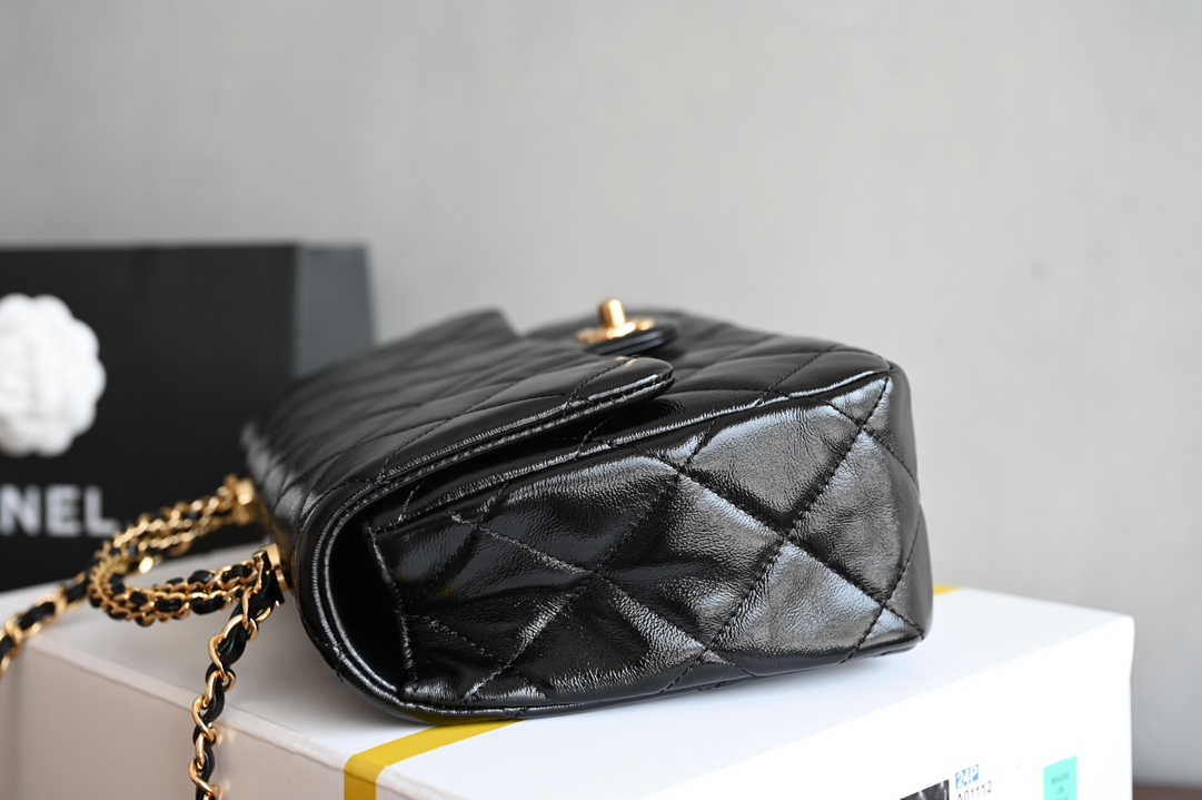 High imitation factory-CHANEL 𝟮𝟰𝗕Autumn and Winter Series Twist Chain Handle Bag Large Size♥Black Counter Price𝟧𝟥𝟪𝟢𝟢𝗋𝗆𝖻Purchase and development~𝖢𝗁𝖺𝗇𝖾𝟣The unique twist chain handle design ꫛꫀꪝ is not only beautiful and generous, but also provides a comfortable grip. This design not only retains the classic elements of Xiaoxiang, but also gives the bag a new sense of fashion. ✨Hardware: Thick plated 𝟤𝟦𝗄bright gold buckle Leather: 𝖡𝗈𝗇𝖺𝗎𝖽𝗈Bright lambskin Size: 𝟤𝟧*𝟣𝟩*𝟪 𝖼𝗆