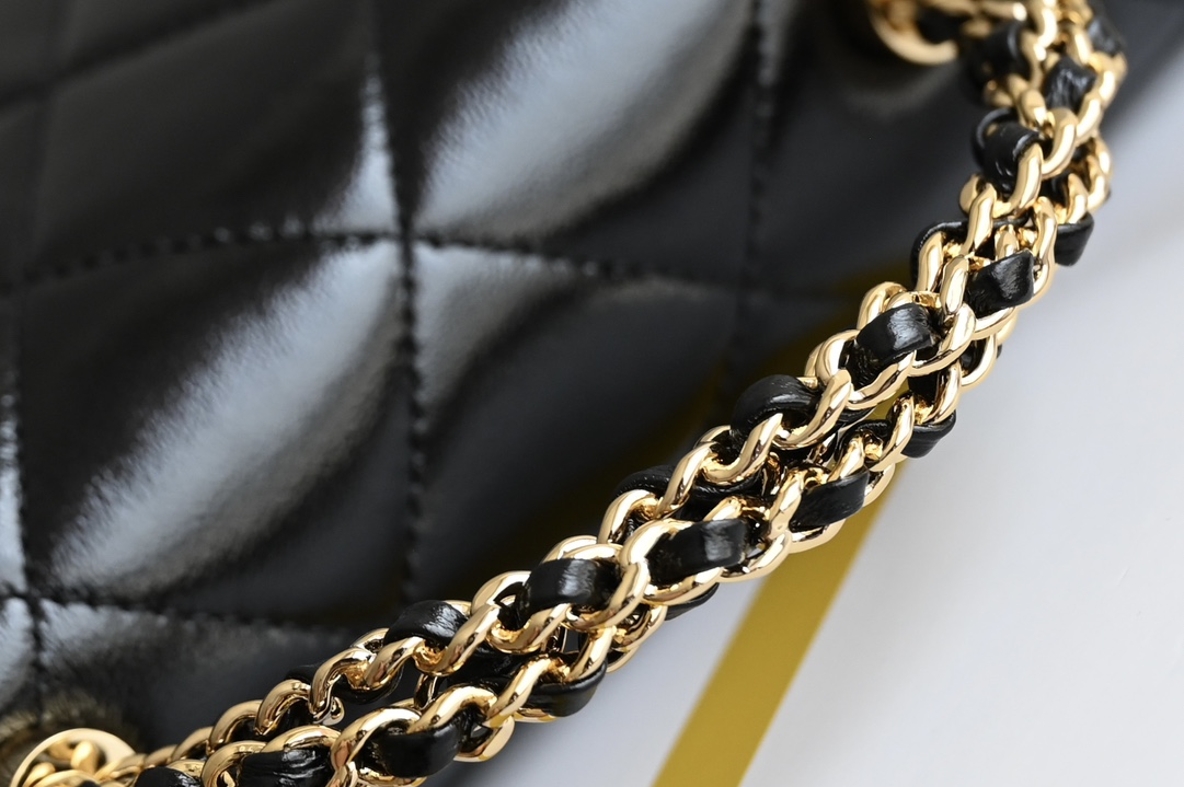 High imitation factory-CHANEL 𝟮𝟰𝗕Autumn and Winter Series Twist Chain Handle Bag Large Size♥Black Counter Price𝟧𝟥𝟪𝟢𝟢𝗋𝗆𝖻Purchase and development~𝖢𝗁𝖺𝗇𝖾𝟣The unique twist chain handle design ꫛꫀꪝ is not only beautiful and generous, but also provides a comfortable grip. This design not only retains the classic elements of Xiaoxiang, but also gives the bag a new sense of fashion. ✨Hardware: Thick plated 𝟤𝟦𝗄bright gold buckle Leather: 𝖡𝗈𝗇𝖺𝗎𝖽𝗈Bright lambskin Size: 𝟤𝟧*𝟣𝟩*𝟪 𝖼𝗆