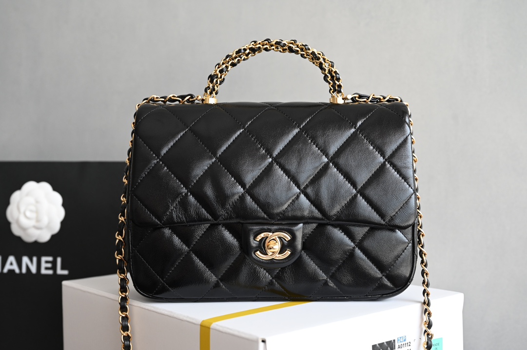 High imitation factory-CHANEL 𝟮𝟰𝗕Autumn and Winter Series Twist Chain Handle Bag Large Size♥Black Counter Price𝟧𝟥𝟪𝟢𝟢𝗋𝗆𝖻Purchase and development~𝖢𝗁𝖺𝗇𝖾𝟣The unique twist chain handle design ꫛꫀꪝ is not only beautiful and generous, but also provides a comfortable grip. This design not only retains the classic elements of Xiaoxiang, but also gives the bag a new sense of fashion. ✨Hardware: Thick plated 𝟤𝟦𝗄bright gold buckle Leather: 𝖡𝗈𝗇𝖺𝗎𝖽𝗈Bright lambskin Size: 𝟤𝟧*𝟣𝟩*𝟪 𝖼𝗆
