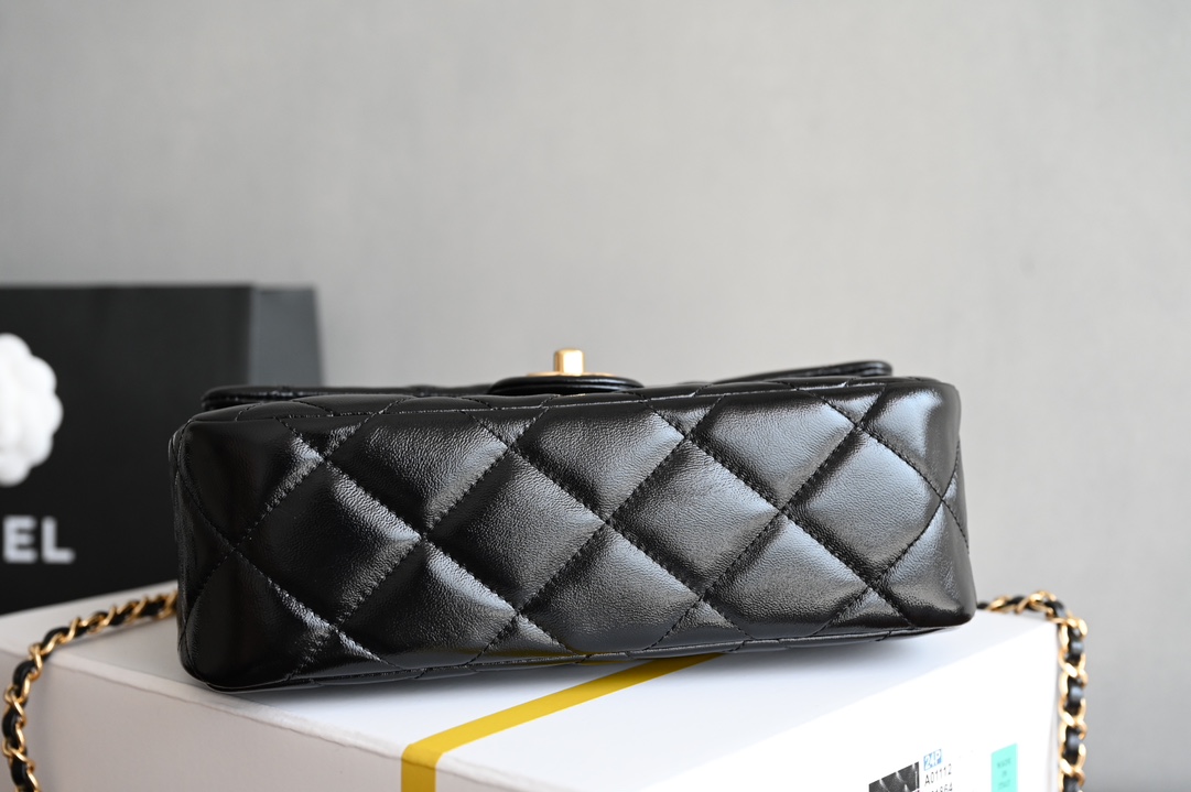 High imitation factory-CHANEL 𝟮𝟰𝗕Autumn and Winter Series Twist Chain Handle Bag Large Size♥Black Counter Price𝟧𝟥𝟪𝟢𝟢𝗋𝗆𝖻Purchase and development~𝖢𝗁𝖺𝗇𝖾𝟣The unique twist chain handle design ꫛꫀꪝ is not only beautiful and generous, but also provides a comfortable grip. This design not only retains the classic elements of Xiaoxiang, but also gives the bag a new sense of fashion. ✨Hardware: Thick plated 𝟤𝟦𝗄bright gold buckle Leather: 𝖡𝗈𝗇𝖺𝗎𝖽𝗈Bright lambskin Size: 𝟤𝟧*𝟣𝟩*𝟪 𝖼𝗆