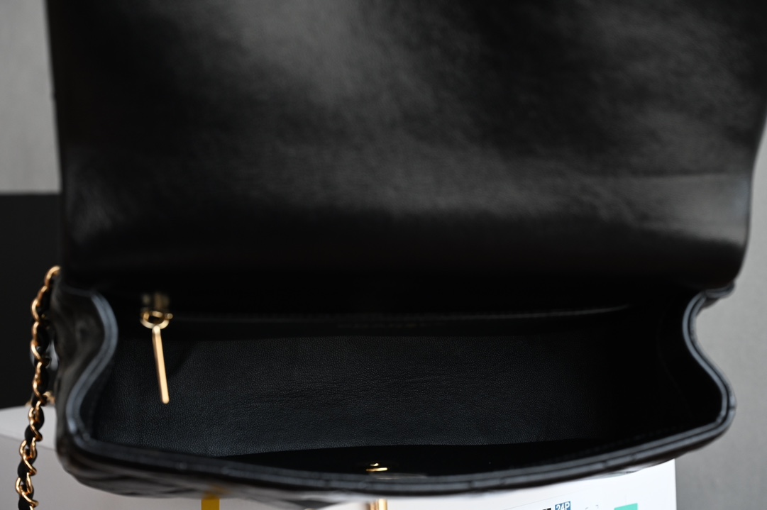 High imitation factory-CHANEL 𝟮𝟰𝗕Autumn and Winter Series Twist Chain Handle Bag Large Size♥Black Counter Price𝟧𝟥𝟪𝟢𝟢𝗋𝗆𝖻Purchase and development~𝖢𝗁𝖺𝗇𝖾𝟣The unique twist chain handle design ꫛꫀꪝ is not only beautiful and generous, but also provides a comfortable grip. This design not only retains the classic elements of Xiaoxiang, but also gives the bag a new sense of fashion. ✨Hardware: Thick plated 𝟤𝟦𝗄bright gold buckle Leather: 𝖡𝗈𝗇𝖺𝗎𝖽𝗈Bright lambskin Size: 𝟤𝟧*𝟣𝟩*𝟪 𝖼𝗆