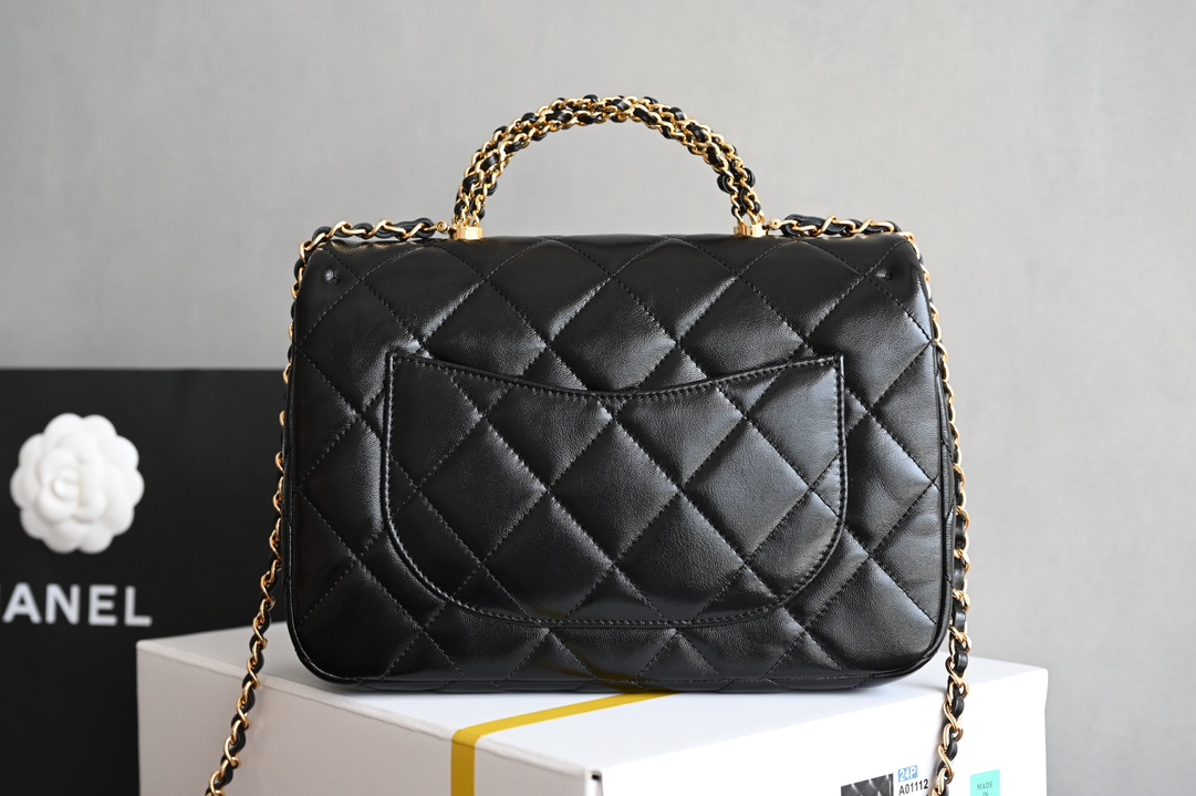 High imitation factory-CHANEL 𝟮𝟰𝗕Autumn and Winter Series Twist Chain Handle Bag Large Size♥Black Counter Price𝟧𝟥𝟪𝟢𝟢𝗋𝗆𝖻Purchase and development~𝖢𝗁𝖺𝗇𝖾𝟣The unique twist chain handle design ꫛꫀꪝ is not only beautiful and generous, but also provides a comfortable grip. This design not only retains the classic elements of Xiaoxiang, but also gives the bag a new sense of fashion. ✨Hardware: Thick plated 𝟤𝟦𝗄bright gold buckle Leather: 𝖡𝗈𝗇𝖺𝗎𝖽𝗈Bright lambskin Size: 𝟤𝟧*𝟣𝟩*𝟪 𝖼𝗆
