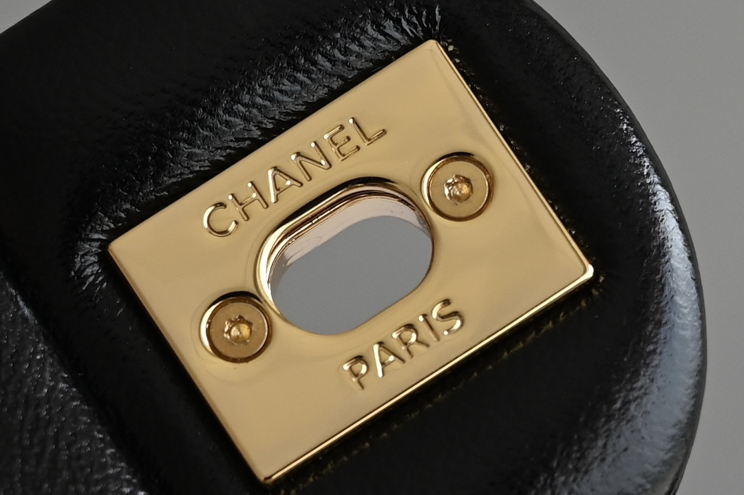 High imitation factory-CHANEL brand new version arrived 𝟮𝟰𝗕Autumn and winter series twist chain handle messenger bag small black counter price 𝟦𝟪𝟣𝟢𝟢𝗋𝗆𝖻 purchase development ~ 𝖢𝗁𝖺𝗇𝖾𝟣 unique chain twist handle design ꫛꫀꪝ is not only generous and beautiful, but also provides a comfortable grip. This design not only retains the classic elements of Xiaoxiang, but also gives the bag a new artistic and fashionable sense. ✨Hardware: thick plated 𝟤𝟦𝗄 bright gold buckle Leather: 𝖡𝗈𝗇𝖺𝗎𝖽𝗈 shiny lambskin Size: 𝟣𝟦*𝟣𝟫*𝟪 𝖼𝗆