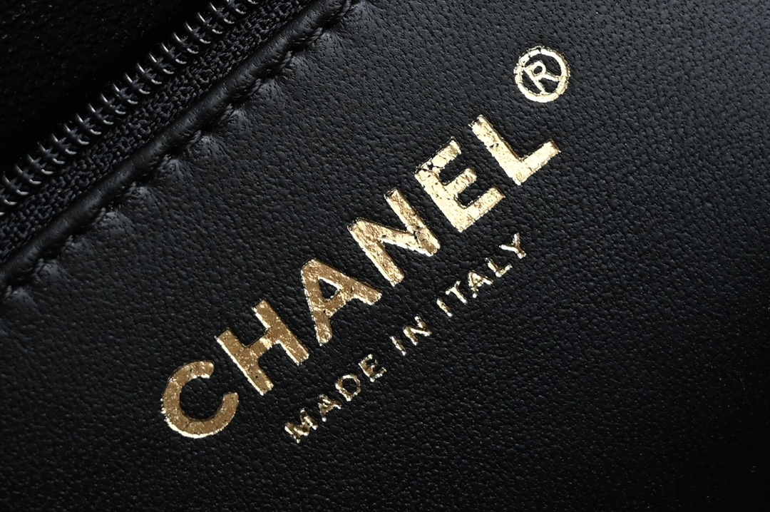High imitation factory-CHANEL brand new version arrived 𝟮𝟰𝗕Autumn and winter series twist chain handle messenger bag small black counter price 𝟦𝟪𝟣𝟢𝟢𝗋𝗆𝖻 purchase development ~ 𝖢𝗁𝖺𝗇𝖾𝟣 unique chain twist handle design ꫛꫀꪝ is not only generous and beautiful, but also provides a comfortable grip. This design not only retains the classic elements of Xiaoxiang, but also gives the bag a new artistic and fashionable sense. ✨Hardware: thick plated 𝟤𝟦𝗄 bright gold buckle Leather: 𝖡𝗈𝗇𝖺𝗎𝖽𝗈 shiny lambskin Size: 𝟣𝟦*𝟣𝟫*𝟪 𝖼𝗆