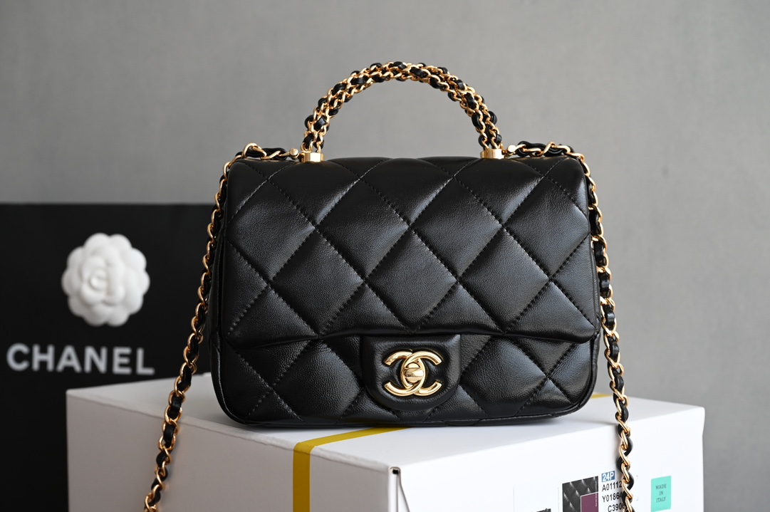 High imitation factory-CHANEL brand new version arrived 𝟮𝟰𝗕Autumn and winter series twist chain handle messenger bag small black counter price 𝟦𝟪𝟣𝟢𝟢𝗋𝗆𝖻 purchase development ~ 𝖢𝗁𝖺𝗇𝖾𝟣 unique chain twist handle design ꫛꫀꪝ is not only generous and beautiful, but also provides a comfortable grip. This design not only retains the classic elements of Xiaoxiang, but also gives the bag a new artistic and fashionable sense. ✨Hardware: thick plated 𝟤𝟦𝗄 bright gold buckle Leather: 𝖡𝗈𝗇𝖺𝗎𝖽𝗈 shiny lambskin Size: 𝟣𝟦*𝟣𝟫*𝟪 𝖼𝗆