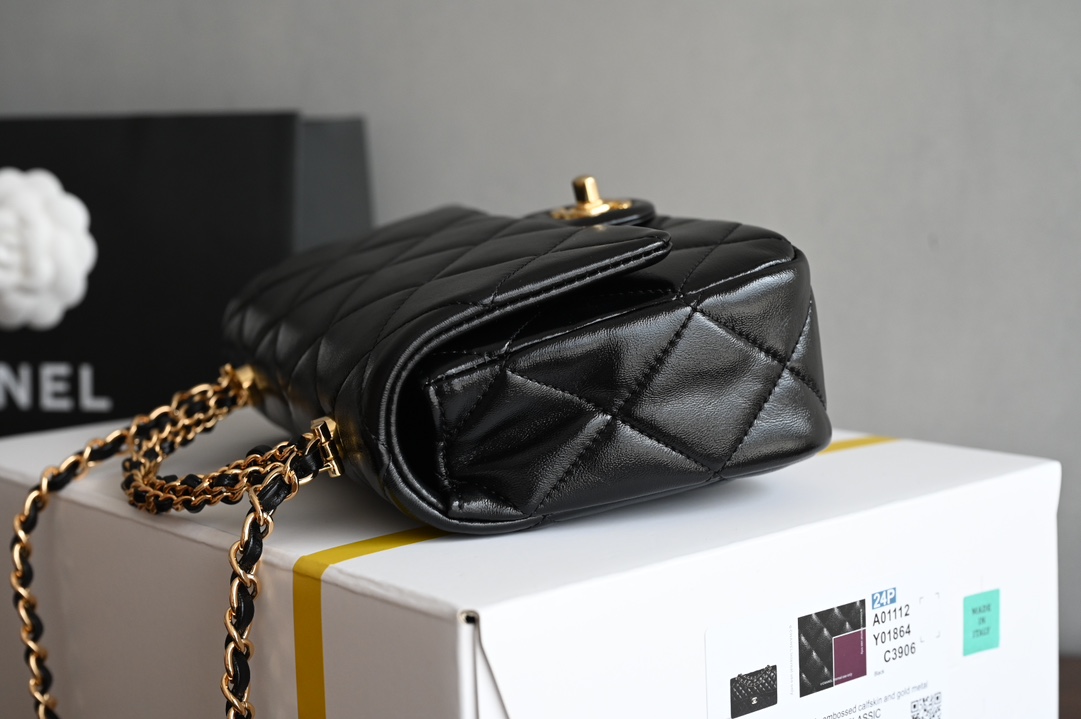 High imitation factory-CHANEL brand new version arrived 𝟮𝟰𝗕Autumn and winter series twist chain handle messenger bag small black counter price 𝟦𝟪𝟣𝟢𝟢𝗋𝗆𝖻 purchase development ~ 𝖢𝗁𝖺𝗇𝖾𝟣 unique chain twist handle design ꫛꫀꪝ is not only generous and beautiful, but also provides a comfortable grip. This design not only retains the classic elements of Xiaoxiang, but also gives the bag a new artistic and fashionable sense. ✨Hardware: thick plated 𝟤𝟦𝗄 bright gold buckle Leather: 𝖡𝗈𝗇𝖺𝗎𝖽𝗈 shiny lambskin Size: 𝟣𝟦*𝟣𝟫*𝟪 𝖼𝗆