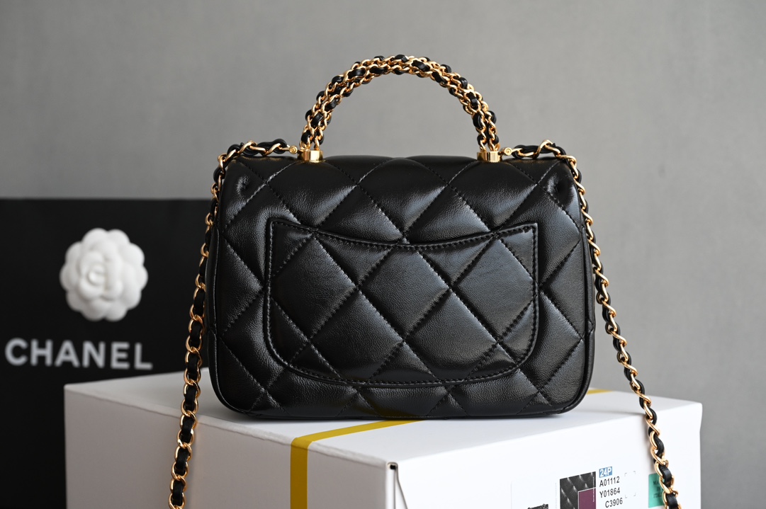 High imitation factory-CHANEL brand new version arrived 𝟮𝟰𝗕Autumn and winter series twist chain handle messenger bag small black counter price 𝟦𝟪𝟣𝟢𝟢𝗋𝗆𝖻 purchase development ~ 𝖢𝗁𝖺𝗇𝖾𝟣 unique chain twist handle design ꫛꫀꪝ is not only generous and beautiful, but also provides a comfortable grip. This design not only retains the classic elements of Xiaoxiang, but also gives the bag a new artistic and fashionable sense. ✨Hardware: thick plated 𝟤𝟦𝗄 bright gold buckle Leather: 𝖡𝗈𝗇𝖺𝗎𝖽𝗈 shiny lambskin Size: 𝟣𝟦*𝟣𝟫*𝟪 𝖼𝗆