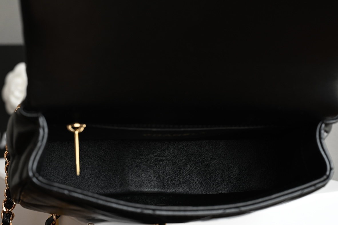 High imitation factory-CHANEL brand new version arrived 𝟮𝟰𝗕Autumn and winter series twist chain handle messenger bag small black counter price 𝟦𝟪𝟣𝟢𝟢𝗋𝗆𝖻 purchase development ~ 𝖢𝗁𝖺𝗇𝖾𝟣 unique chain twist handle design ꫛꫀꪝ is not only generous and beautiful, but also provides a comfortable grip. This design not only retains the classic elements of Xiaoxiang, but also gives the bag a new artistic and fashionable sense. ✨Hardware: thick plated 𝟤𝟦𝗄 bright gold buckle Leather: 𝖡𝗈𝗇𝖺𝗎𝖽𝗈 shiny lambskin Size: 𝟣𝟦*𝟣𝟫*𝟪 𝖼𝗆