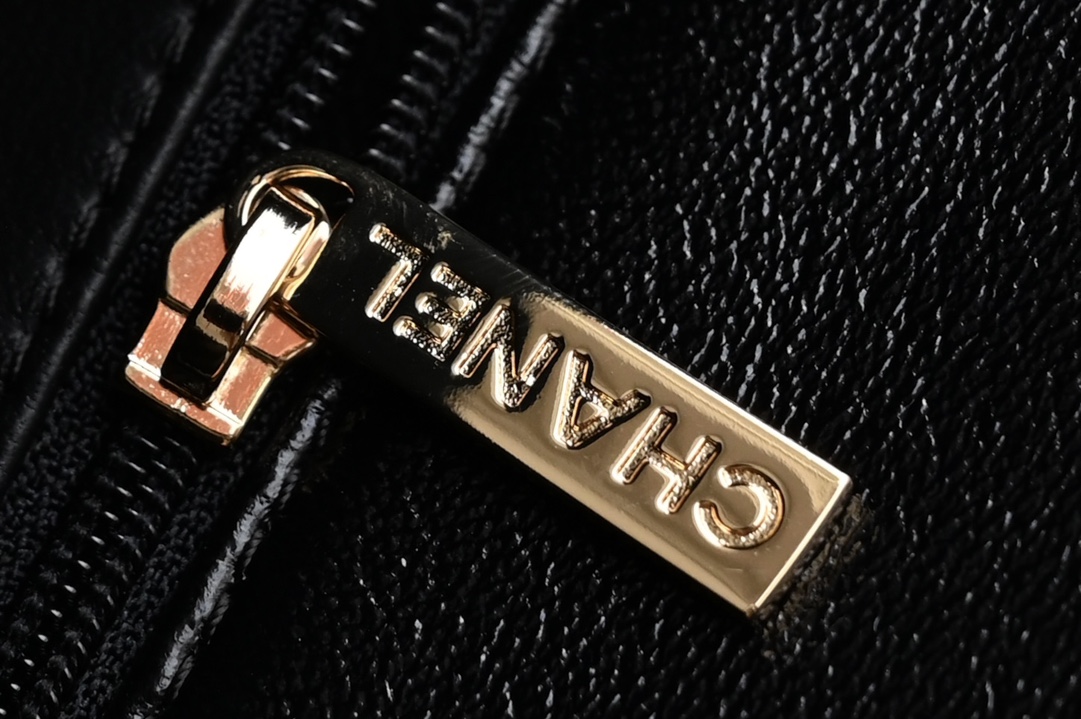 High imitation factory-CHANEL brand new version arrived 𝟮𝟰𝗕Autumn and winter series twist chain handle messenger bag small black counter price 𝟦𝟪𝟣𝟢𝟢𝗋𝗆𝖻 purchase development ~ 𝖢𝗁𝖺𝗇𝖾𝟣 unique chain twist handle design ꫛꫀꪝ is not only generous and beautiful, but also provides a comfortable grip. This design not only retains the classic elements of Xiaoxiang, but also gives the bag a new artistic and fashionable sense. ✨Hardware: thick plated 𝟤𝟦𝗄 bright gold buckle Leather: 𝖡𝗈𝗇𝖺𝗎𝖽𝗈 shiny lambskin Size: 𝟣𝟦*𝟣𝟫*𝟪 𝖼𝗆