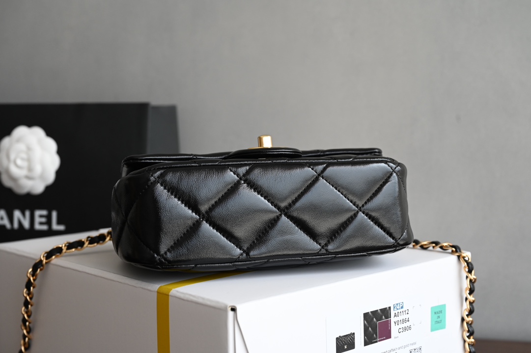 High imitation factory-CHANEL brand new version arrived 𝟮𝟰𝗕Autumn and winter series twist chain handle messenger bag small black counter price 𝟦𝟪𝟣𝟢𝟢𝗋𝗆𝖻 purchase development ~ 𝖢𝗁𝖺𝗇𝖾𝟣 unique chain twist handle design ꫛꫀꪝ is not only generous and beautiful, but also provides a comfortable grip. This design not only retains the classic elements of Xiaoxiang, but also gives the bag a new artistic and fashionable sense. ✨Hardware: thick plated 𝟤𝟦𝗄 bright gold buckle Leather: 𝖡𝗈𝗇𝖺𝗎𝖽𝗈 shiny lambskin Size: 𝟣𝟦*𝟣𝟫*𝟪 𝖼𝗆