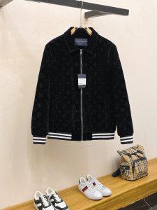 P800 💰驴家2024秋冬新款男士棒球服⚾️夹克外套发售！定制专属金丝绒面料全景logo烫钻工艺设计！简约大方从容百搭档次极高完美融入时尚还有风情感一款完美符合外穿的顶尖时髦气质款！整体给人浑然天成的感觉！极致经典的百搭型夹克采用最新的立体logo元素凸显凹凸质感！极致的重工极致的完美！追求高品质的粉丝们请自行抢购诚邀所有识货的粉丝一同鉴赏此款！！尺码：M-2XL-高仿包包