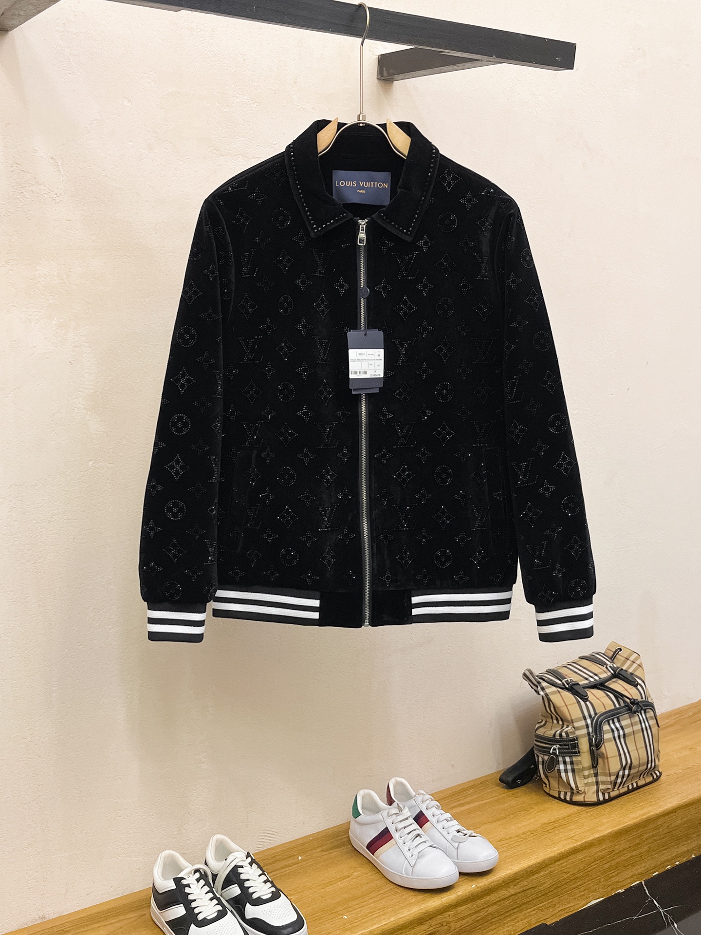 P800 💰驴家2024秋冬新款男士棒球服⚾️夹克外套发售！定制专属金丝绒面料全景logo烫钻工艺设计！简约大方从容百搭档次极高完美融入时尚还有风情感一款完美符合外穿的顶尖时髦气质款！整体给人浑然天成的感觉！极致经典的百搭型夹克采用最新的立体logo元素凸显凹凸质感！极致的重工极致的完美！追求高品质的粉丝们请自行抢购诚邀所有识货的粉丝一同鉴赏此款！！尺码：M-2XL-高仿包包