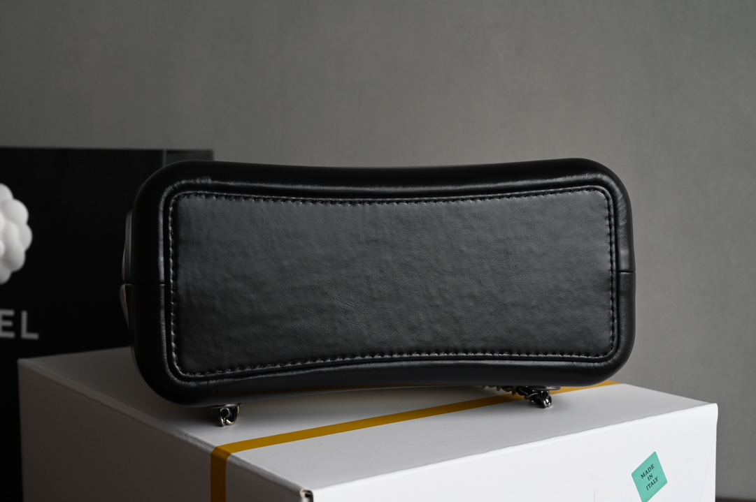 CHANEL ℂℋᎯℕℰℒ 𝑔𝑎𝑏𝑟𝑖 𝑒𝑙𝑙𝑒Classic Wandering Shoulder Bag ✧ Black Counter Price 𝟝𝟞𝟠𝟘𝟘 𝕣𝕞𝕓 𝕫𝕡 Purchased Developed✁ Leather: 𝕫𝕡 Italian 𝕣𝕞𝕓 Channel Leather Hardware: all-steel aged vintage hardware Size. : 𝟐𝟑*𝟐𝟐.𝟓*𝟏𝟎.𝟓𝑐 𝑚-high-fashion factory