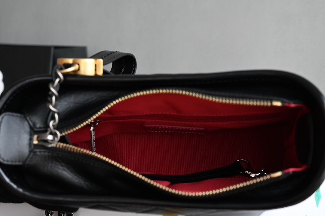 CHANEL 𝑔𝑎𝑏𝑟𝑖𝑒𝑙𝑒ℎ𝑜 𝑏𝑜𝑏𝑎𝑔 stray bag❥ From the name to the endorsement lineup stray bag can almost be said to be the top! Supermodel stars have Call instantly dominate the screen street shooting to become a new generation of classic explosive models! Hardware: all steel thick plated vintage gold, antique silver, bright silver, bright gold Leather: open section 𝑧𝑝 face leather with original 𝑔𝑎𝑖𝑒𝑟𝑎 bottom leather Size: 𝟏𝟓 *𝟐𝟎*𝟖𝑐𝑚- high-fashion factory