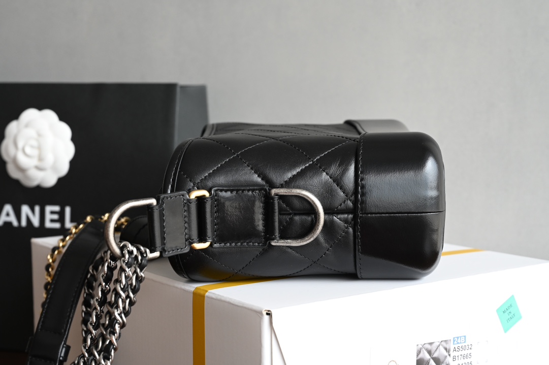 CHANEL 𝑔𝑎𝑏𝑟𝑖𝑒𝑙𝑒ℎ𝑜 𝑏𝑜𝑏𝑎𝑔 stray bag❥ From the name to the endorsement lineup stray bag can almost be said to be the top! Supermodel stars have Call instantly dominate the screen street shooting to become a new generation of classic explosive models! Hardware: all steel thick plated vintage gold, antique silver, bright silver, bright gold Leather: open section 𝑧𝑝 face leather with original 𝑔𝑎𝑖𝑒𝑟𝑎 bottom leather Size: 𝟏𝟓 *𝟐𝟎*𝟖𝑐𝑚- high-fashion factory