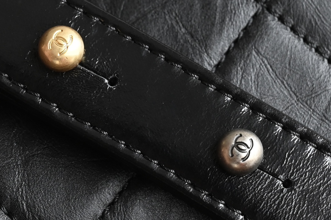 CHANEL 𝑔𝑎𝑏𝑟𝑖𝑒𝑙𝑒ℎ𝑜 𝑏𝑜𝑏𝑎𝑔 stray bag❥ From the name to the endorsement lineup stray bag can almost be said to be the top! Supermodel stars have Call instantly dominate the screen street shooting to become a new generation of classic explosive models! Hardware: all steel thick plated vintage gold, antique silver, bright silver, bright gold Leather: open section 𝑧𝑝 face leather with original 𝑔𝑎𝑖𝑒𝑟𝑎 bottom leather Size: 𝟏𝟓 *𝟐𝟎*𝟖𝑐𝑚- high-fashion factory