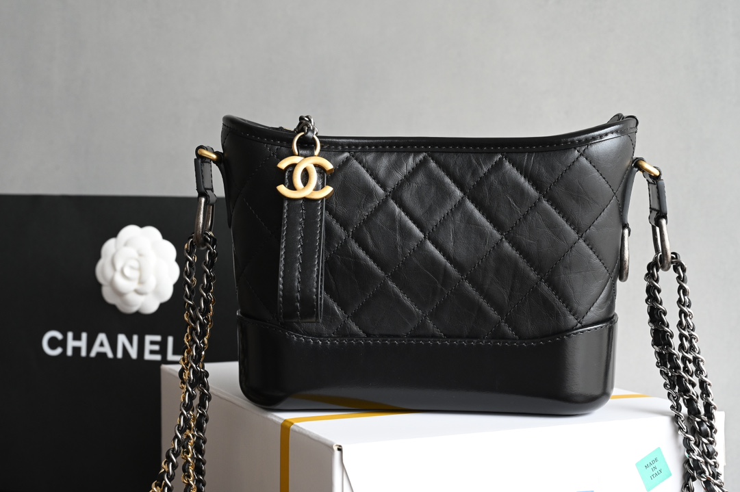 CHANEL 𝑔𝑎𝑏𝑟𝑖𝑒𝑙𝑒ℎ𝑜 𝑏𝑜𝑏𝑎𝑔 stray bag❥ From the name to the endorsement lineup stray bag can almost be said to be the top! Supermodel stars have Call instantly dominate the screen street shooting to become a new generation of classic explosive models! Hardware: all steel thick plated vintage gold, antique silver, bright silver, bright gold Leather: open section 𝑧𝑝 face leather with original 𝑔𝑎𝑖𝑒𝑟𝑎 bottom leather Size: 𝟏𝟓 *𝟐𝟎*𝟖𝑐𝑚- high-fashion factory