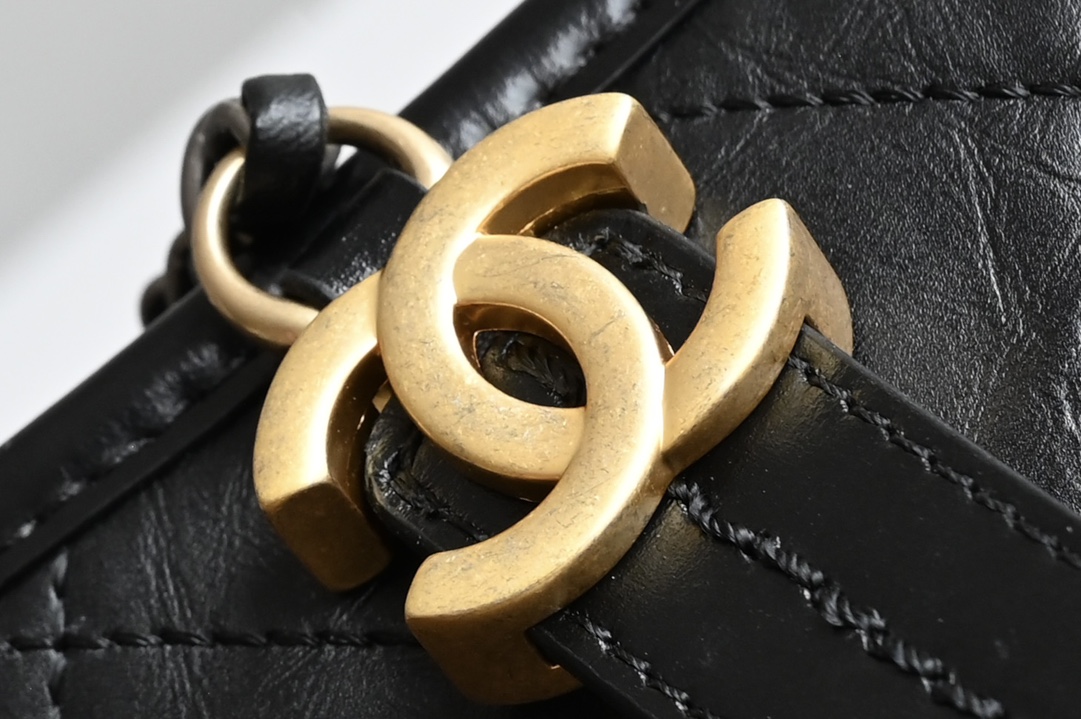 CHANEL 𝑔𝑎𝑏𝑟𝑖𝑒𝑙𝑒ℎ𝑜 𝑏𝑜𝑏𝑎𝑔 stray bag❥ From the name to the endorsement lineup stray bag can almost be said to be the top! Supermodel stars have Call instantly dominate the screen street shooting to become a new generation of classic explosive models! Hardware: all steel thick plated vintage gold, antique silver, bright silver, bright gold Leather: open section 𝑧𝑝 face leather with original 𝑔𝑎𝑖𝑒𝑟𝑎 bottom leather Size: 𝟏𝟓 *𝟐𝟎*𝟖𝑐𝑚- high-fashion factory