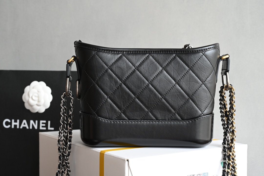 CHANEL 𝑔𝑎𝑏𝑟𝑖𝑒𝑙𝑒ℎ𝑜 𝑏𝑜𝑏𝑎𝑔 stray bag❥ From the name to the endorsement lineup stray bag can almost be said to be the top! Supermodel stars have Call instantly dominate the screen street shooting to become a new generation of classic explosive models! Hardware: all steel thick plated vintage gold, antique silver, bright silver, bright gold Leather: open section 𝑧𝑝 face leather with original 𝑔𝑎𝑖𝑒𝑟𝑎 bottom leather Size: 𝟏𝟓 *𝟐𝟎*𝟖𝑐𝑚- high-fashion factory