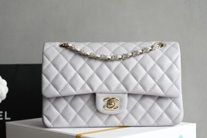 CHANEL  
全新发售𝟮𝟬𝟮𝟰最新版𝙲𝙵系列
专柜售价𝟾𝟺𝟶𝟶𝟶购入开发➠

𝙲𝚕𝚊𝚜𝚜𝚒𝚌 𝙵𝚕𝚊𝚙 𝙼𝚎𝚍𝚒𝚞𝚖中号 浅灰
娇贵的羊皮 细腻无比〰️
需要用心呵护！好质感值得珍藏🪄
“一生一只𝘤𝘩𝘢𝘯𝘦𝘭 𝘤𝘧就够”
包型经典 一眼万年 任何场合都🉑️

皮料：𝙶𝚊𝚒𝚎𝚛𝚊 𝚣𝚙小羊皮
里皮：开料部𝚣𝚙内里羊皮
辅料：意大利进口海绵、托料
五金：全钢浅金扣 配梅花螺丝
尺寸：𝟷𝟻.𝟻*𝟸𝟻.𝟻*𝟼.𝟻𝚌𝚖-高仿包包