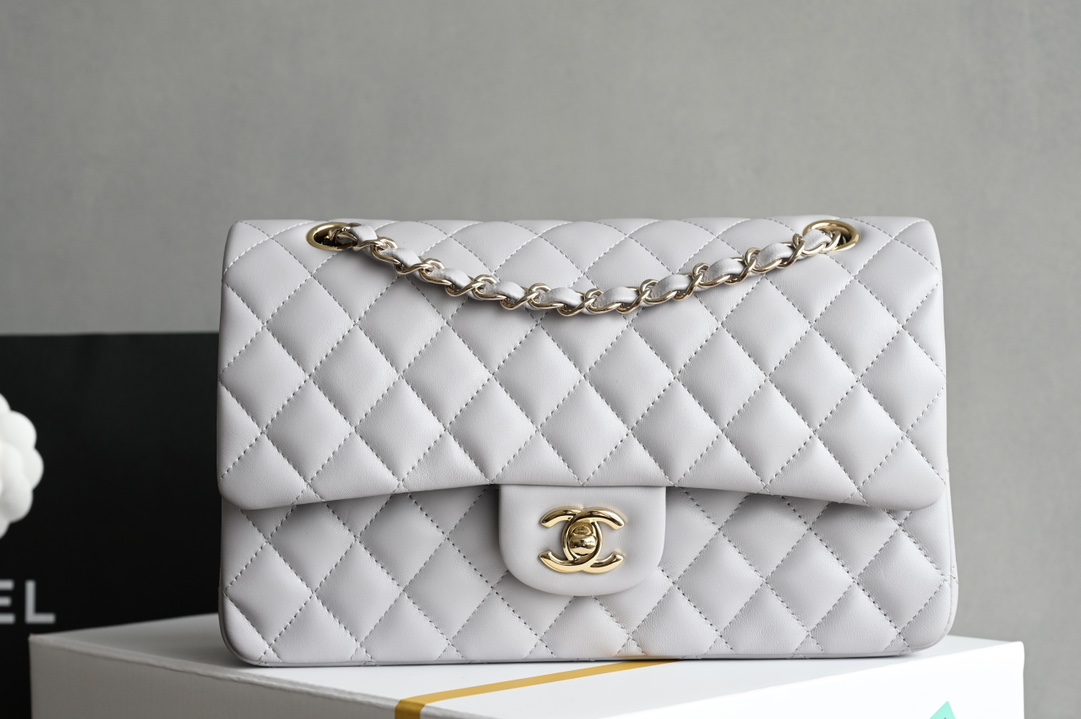 CHANEL New Release 𝟮𝟬𝟮𝟰 Latest Edition 𝙲𝙵 Collection Counter Price 𝟾𝟺  𝚒𝚌 𝙵𝚕𝚊𝚙 𝙼𝚎𝚍𝚒 𝚞𝚖 Medium Light gray Petite sheepskin Delicate beyond measure 〰️ Needs care! A texture to be treasured 🪄 "One for life 𝘤𝘩𝘩𝘢𝘯𝘦𝘭 𝘤𝘤𝚞ᶖ  𝚊 𝚣𝚙 lambskin lining: open section 𝚣𝚙 inner lining lambskin Accessories: imported Italian sponge, bracket material Hardware: all-steel light gold buttons with plumbing screws Size: 𝟷𝟷 𝟻.𝟻*𝟸𝟻.𝟻*𝟼.𝟻𝟻𝚌𝚖 - high imitation factory