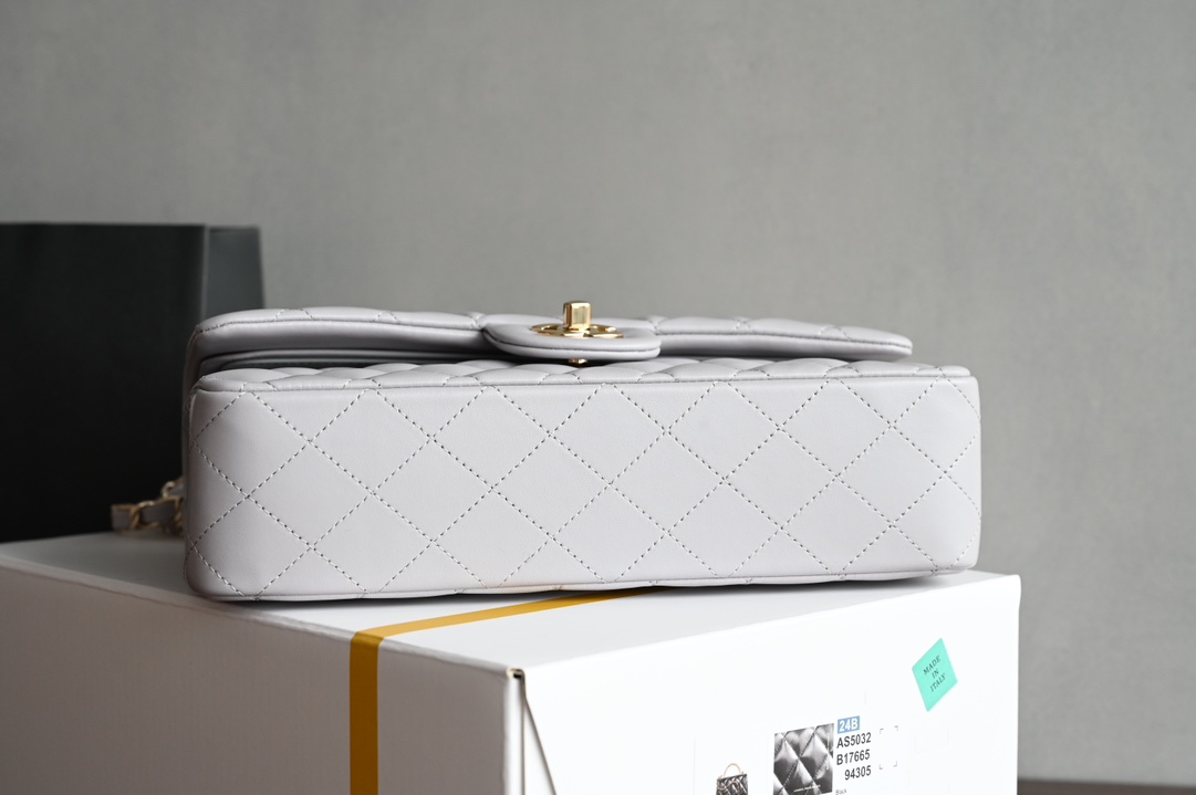 CHANEL New Release 𝟮𝟬𝟮𝟰 Latest Edition 𝙲𝙵 Collection Counter Price 𝟾𝟺  𝚒𝚌 𝙵𝚕𝚊𝚙 𝙼𝚎𝚍𝚒 𝚞𝚖 Medium Light gray Petite sheepskin Delicate beyond measure 〰️ Needs care! A texture to be treasured 🪄 "One for life 𝘤𝘩𝘩𝘢𝘯𝘦𝘭 𝘤𝘤𝚞ᶖ  𝚊 𝚣𝚙 lambskin lining: open section 𝚣𝚙 inner lining lambskin Accessories: imported Italian sponge, bracket material Hardware: all-steel light gold buttons with plumbing screws Size: 𝟷𝟷 𝟻.𝟻*𝟸𝟻.𝟻*𝟼.𝟻𝟻𝚌𝚖 - high imitation factory