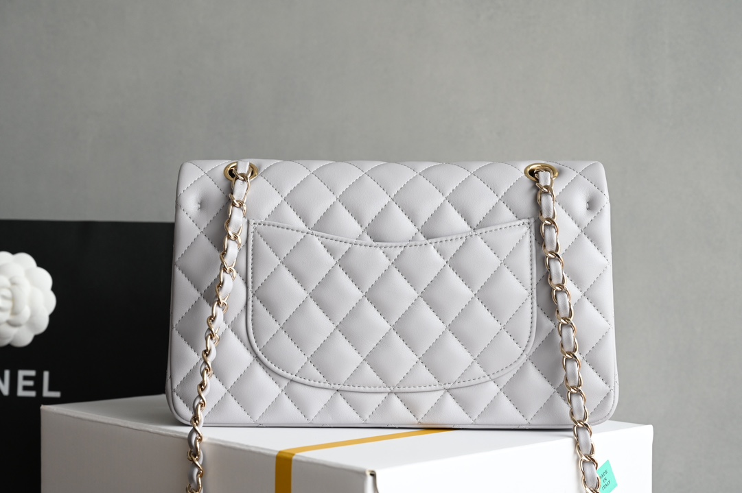 CHANEL New Release 𝟮𝟬𝟮𝟰 Latest Edition 𝙲𝙵 Collection Counter Price 𝟾𝟺  𝚒𝚌 𝙵𝚕𝚊𝚙 𝙼𝚎𝚍𝚒 𝚞𝚖 Medium Light gray Petite sheepskin Delicate beyond measure 〰️ Needs care! A texture to be treasured 🪄 "One for life 𝘤𝘩𝘩𝘢𝘯𝘦𝘭 𝘤𝘤𝚞ᶖ  𝚊 𝚣𝚙 lambskin lining: open section 𝚣𝚙 inner lining lambskin Accessories: imported Italian sponge, bracket material Hardware: all-steel light gold buttons with plumbing screws Size: 𝟷𝟷 𝟻.𝟻*𝟸𝟻.𝟻*𝟼.𝟻𝟻𝚌𝚖 - high imitation factory
