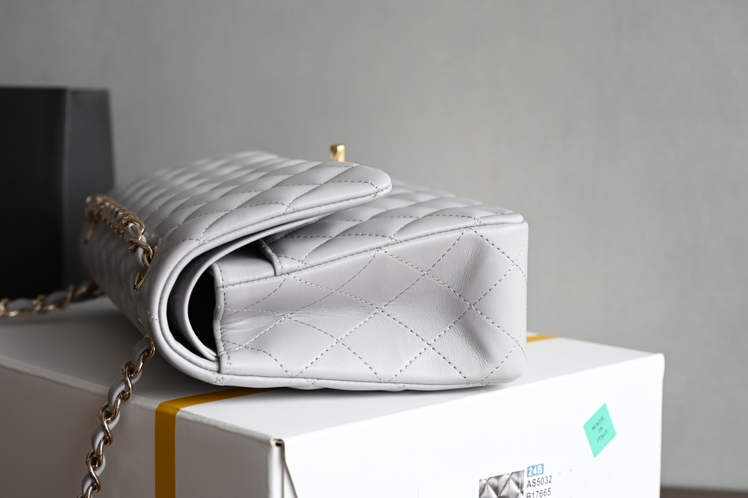 CHANEL New Release 𝟮𝟬𝟮𝟰 Latest Edition 𝙲𝙵 Collection Counter Price 𝟾𝟺  𝚒𝚌 𝙵𝚕𝚊𝚙 𝙼𝚎𝚍𝚒 𝚞𝚖 Medium Light gray Petite sheepskin Delicate beyond measure 〰️ Needs care! A texture to be treasured 🪄 "One for life 𝘤𝘩𝘩𝘢𝘯𝘦𝘭 𝘤𝘤𝚞ᶖ  𝚊 𝚣𝚙 lambskin lining: open section 𝚣𝚙 inner lining lambskin Accessories: imported Italian sponge, bracket material Hardware: all-steel light gold buttons with plumbing screws Size: 𝟷𝟷 𝟻.𝟻*𝟸𝟻.𝟻*𝟼.𝟻𝟻𝚌𝚖 - high imitation factory