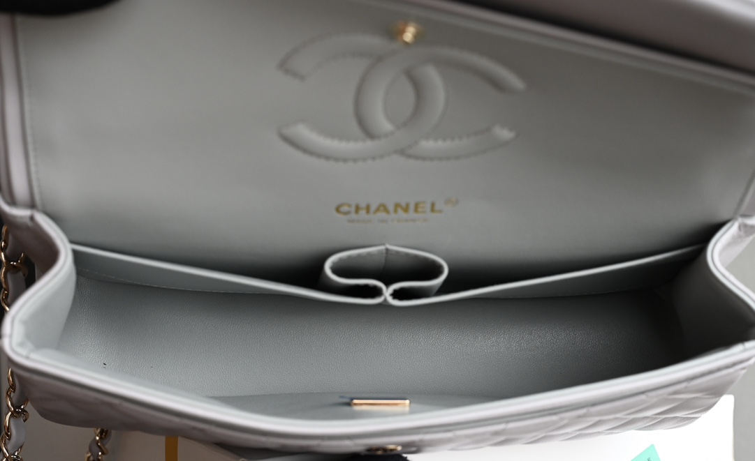 CHANEL New Release 𝟮𝟬𝟮𝟰 Latest Edition 𝙲𝙵 Collection Counter Price 𝟾𝟺  𝚒𝚌 𝙵𝚕𝚊𝚙 𝙼𝚎𝚍𝚒 𝚞𝚖 Medium Light gray Petite sheepskin Delicate beyond measure 〰️ Needs care! A texture to be treasured 🪄 "One for life 𝘤𝘩𝘩𝘢𝘯𝘦𝘭 𝘤𝘤𝚞ᶖ  𝚊 𝚣𝚙 lambskin lining: open section 𝚣𝚙 inner lining lambskin Accessories: imported Italian sponge, bracket material Hardware: all-steel light gold buttons with plumbing screws Size: 𝟷𝟷 𝟻.𝟻*𝟸𝟻.𝟻*𝟼.𝟻𝟻𝚌𝚖 - high imitation factory