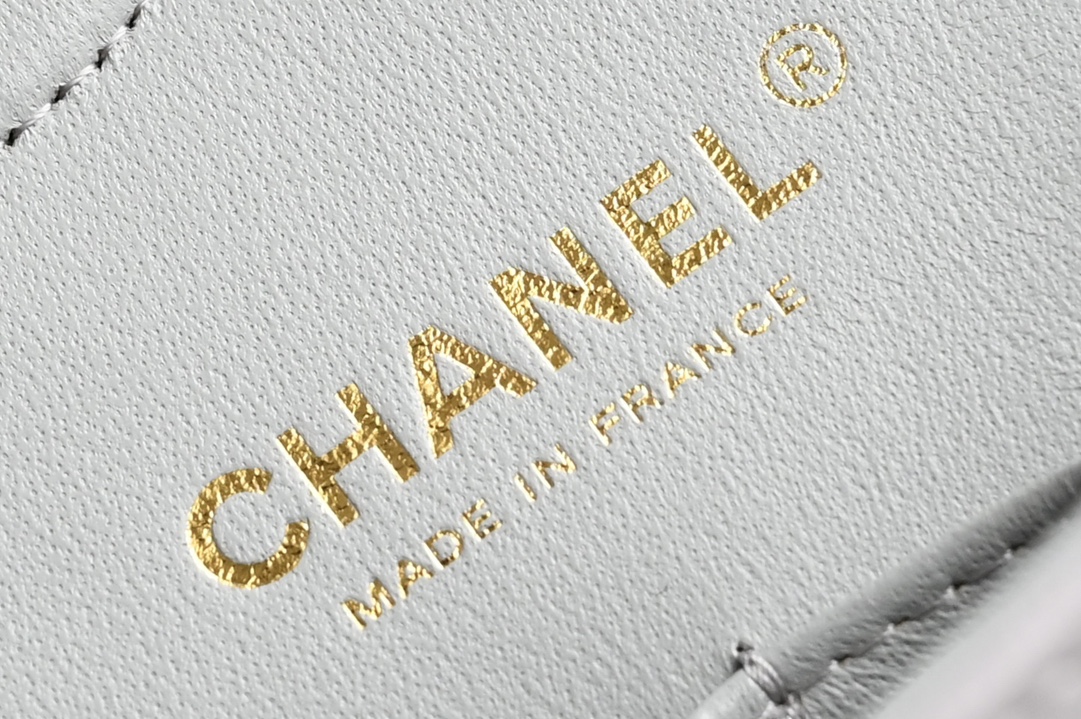 CHANEL New Release 𝟮𝟬𝟮𝟰 Latest Edition 𝙲𝙵 Collection Counter Price 𝟾𝟺  𝚒𝚌 𝙵𝚕𝚊𝚙 𝙼𝚎𝚍𝚒 𝚞𝚖 Medium Light gray Petite sheepskin Delicate beyond measure 〰️ Needs care! A texture to be treasured 🪄 "One for life 𝘤𝘩𝘩𝘢𝘯𝘦𝘭 𝘤𝘤𝚞ᶖ  𝚊 𝚣𝚙 lambskin lining: open section 𝚣𝚙 inner lining lambskin Accessories: imported Italian sponge, bracket material Hardware: all-steel light gold buttons with plumbing screws Size: 𝟷𝟷 𝟻.𝟻*𝟸𝟻.𝟻*𝟼.𝟻𝟻𝚌𝚖 - high imitation factory