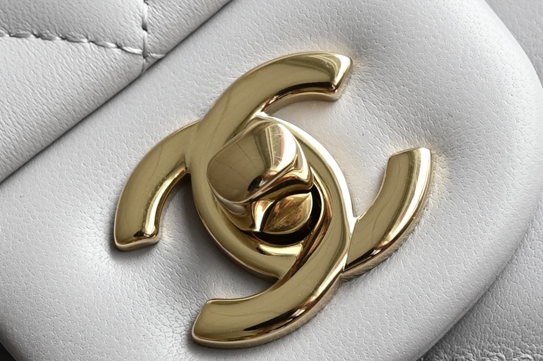 CHANEL New Release 𝟮𝟬𝟮𝟰 Latest Edition 𝙲𝙵 Collection Counter Price 𝟾𝟺  𝚒𝚌 𝙵𝚕𝚊𝚙 𝙼𝚎𝚍𝚒 𝚞𝚖 Medium Light gray Petite sheepskin Delicate beyond measure 〰️ Needs care! A texture to be treasured 🪄 "One for life 𝘤𝘩𝘩𝘢𝘯𝘦𝘭 𝘤𝘤𝚞ᶖ  𝚊 𝚣𝚙 lambskin lining: open section 𝚣𝚙 inner lining lambskin Accessories: imported Italian sponge, bracket material Hardware: all-steel light gold buttons with plumbing screws Size: 𝟷𝟷 𝟻.𝟻*𝟸𝟻.𝟻*𝟼.𝟻𝟻𝚌𝚖 - high imitation factory