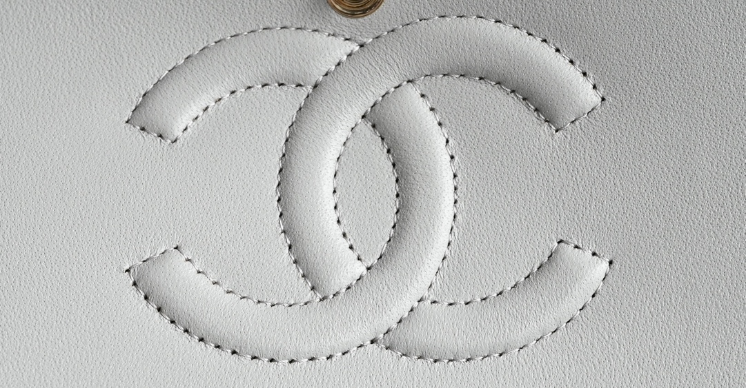 CHANEL New Release 𝟮𝟬𝟮𝟰 Latest Edition 𝙲𝙵 Collection Counter Price 𝟾𝟺  𝚒𝚌 𝙵𝚕𝚊𝚙 𝙼𝚎𝚍𝚒 𝚞𝚖 Medium Light gray Petite sheepskin Delicate beyond measure 〰️ Needs care! A texture to be treasured 🪄 "One for life 𝘤𝘩𝘩𝘢𝘯𝘦𝘭 𝘤𝘤𝚞ᶖ  𝚊 𝚣𝚙 lambskin lining: open section 𝚣𝚙 inner lining lambskin Accessories: imported Italian sponge, bracket material Hardware: all-steel light gold buttons with plumbing screws Size: 𝟷𝟷 𝟻.𝟻*𝟸𝟻.𝟻*𝟼.𝟻𝟻𝚌𝚖 - high imitation factory