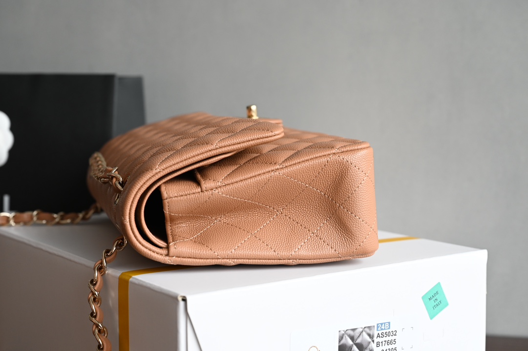 图片[3]-CHANEL  
 𝐂𝐅 𝟐𝟒𝐊新色 焦糖奶茶
全名Classic Fla0 
尺寸： 15.5*25.5*6.5cm
皮料：原厂Haas细球鱼子酱
五金：24K浅金电镀 

经典的CF就是有着让人一见倾心的魅力走到哪里都是移动的高雅标签纯白色散发着文雅娴淑的女神范儿搭配金扣精致奢华堪称人手一见的奢侈品入门之选哦～-高仿包包