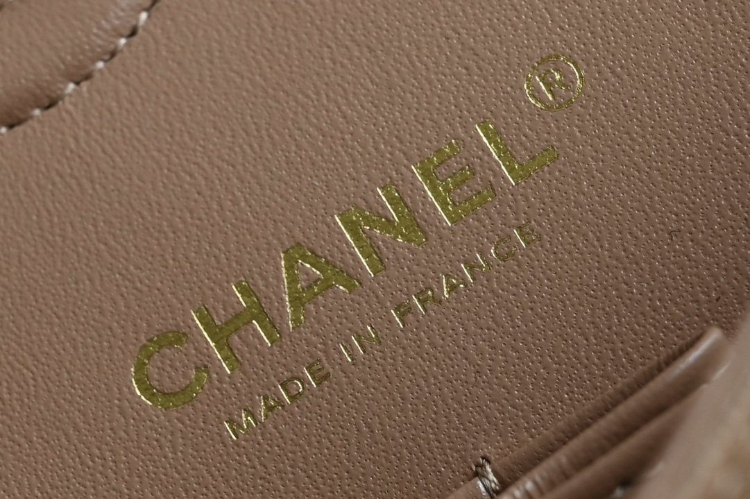 图片[8]-CHANEL  
 𝐂𝐅 𝟐𝟒𝐊新色 焦糖奶茶
全名Classic Fla0 
尺寸： 15.5*25.5*6.5cm
皮料：原厂Haas细球鱼子酱
五金：24K浅金电镀 

经典的CF就是有着让人一见倾心的魅力走到哪里都是移动的高雅标签纯白色散发着文雅娴淑的女神范儿搭配金扣精致奢华堪称人手一见的奢侈品入门之选哦～-高仿包包