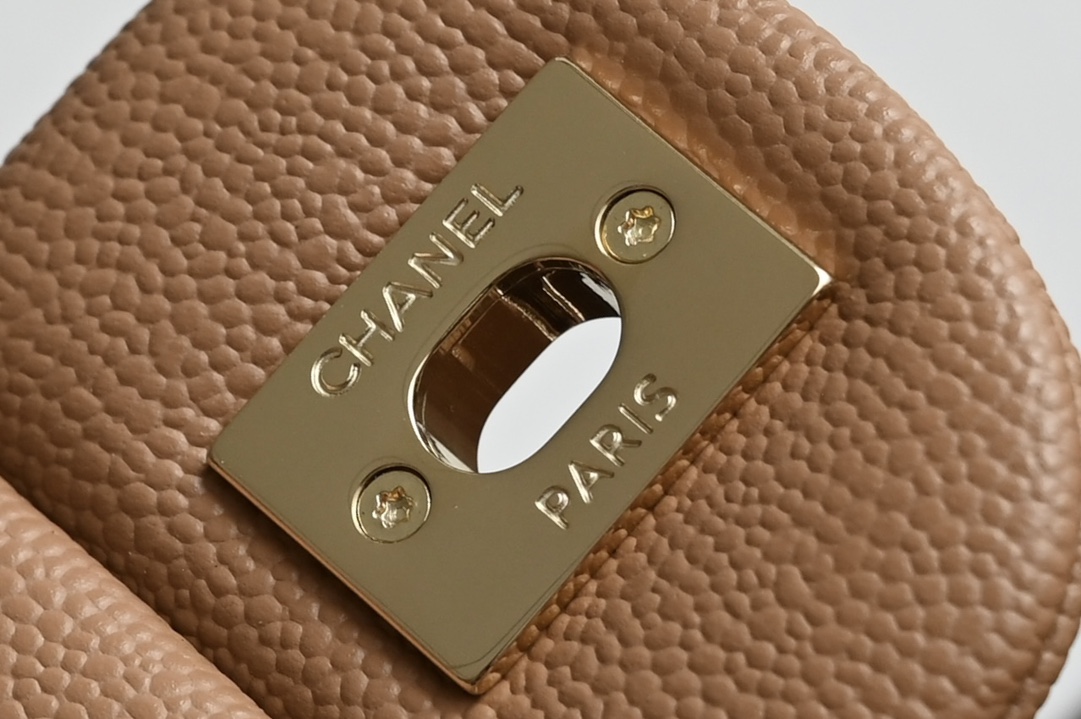 图片[6]-CHANEL  
 𝐂𝐅 𝟐𝟒𝐊新色 焦糖奶茶
全名Classic Fla0 
尺寸： 15.5*25.5*6.5cm
皮料：原厂Haas细球鱼子酱
五金：24K浅金电镀 

经典的CF就是有着让人一见倾心的魅力走到哪里都是移动的高雅标签纯白色散发着文雅娴淑的女神范儿搭配金扣精致奢华堪称人手一见的奢侈品入门之选哦～-高仿包包