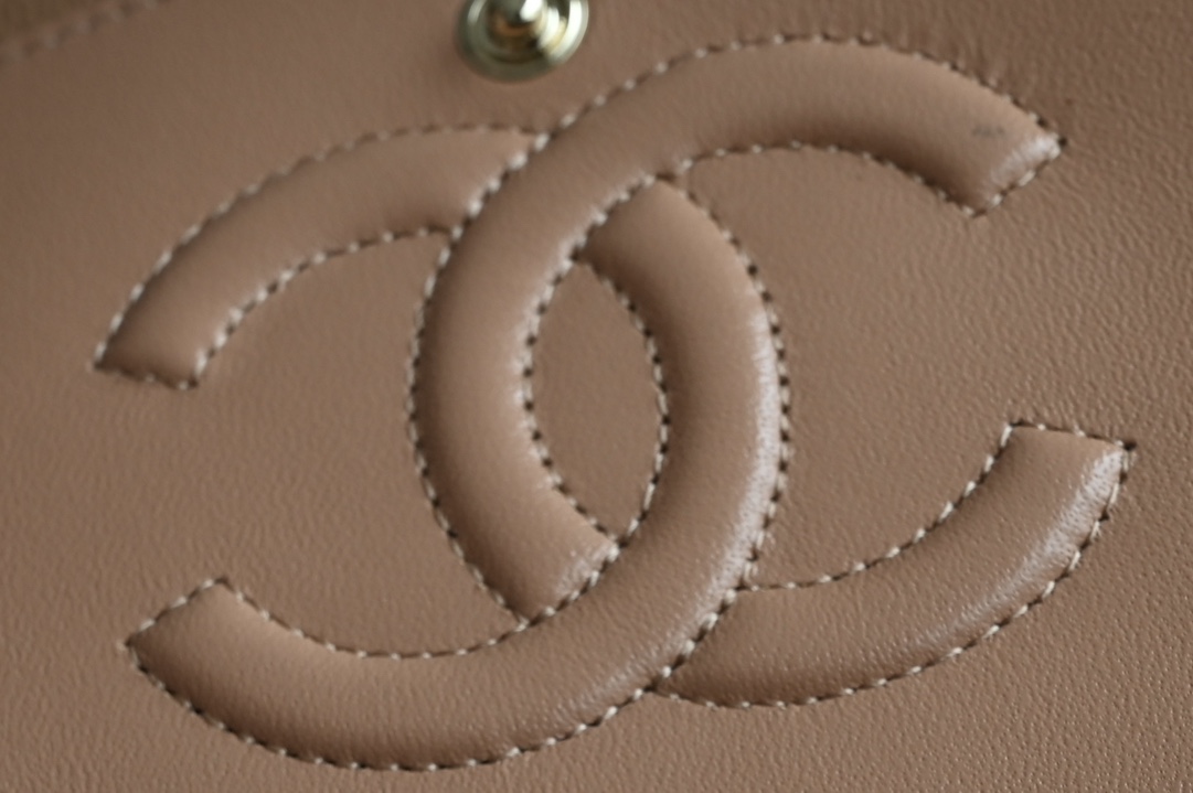 图片[7]-CHANEL  
 𝐂𝐅 𝟐𝟒𝐊新色 焦糖奶茶
全名Classic Fla0 
尺寸： 15.5*25.5*6.5cm
皮料：原厂Haas细球鱼子酱
五金：24K浅金电镀 

经典的CF就是有着让人一见倾心的魅力走到哪里都是移动的高雅标签纯白色散发着文雅娴淑的女神范儿搭配金扣精致奢华堪称人手一见的奢侈品入门之选哦～-高仿包包