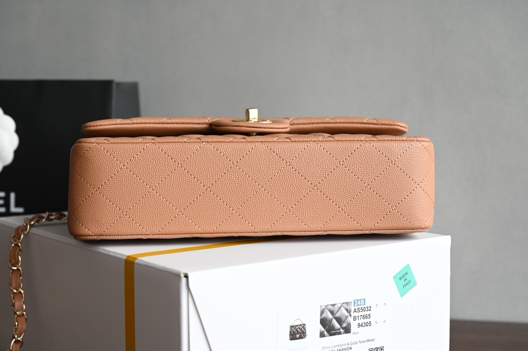 图片[4]-CHANEL  
 𝐂𝐅 𝟐𝟒𝐊新色 焦糖奶茶
全名Classic Fla0 
尺寸： 15.5*25.5*6.5cm
皮料：原厂Haas细球鱼子酱
五金：24K浅金电镀 

经典的CF就是有着让人一见倾心的魅力走到哪里都是移动的高雅标签纯白色散发着文雅娴淑的女神范儿搭配金扣精致奢华堪称人手一见的奢侈品入门之选哦～-高仿包包