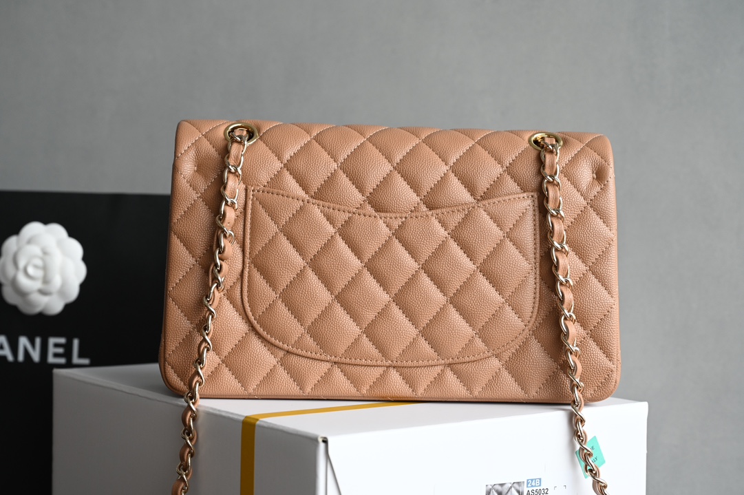 图片[2]-CHANEL  
 𝐂𝐅 𝟐𝟒𝐊新色 焦糖奶茶
全名Classic Fla0 
尺寸： 15.5*25.5*6.5cm
皮料：原厂Haas细球鱼子酱
五金：24K浅金电镀 

经典的CF就是有着让人一见倾心的魅力走到哪里都是移动的高雅标签纯白色散发着文雅娴淑的女神范儿搭配金扣精致奢华堪称人手一见的奢侈品入门之选哦～-高仿包包