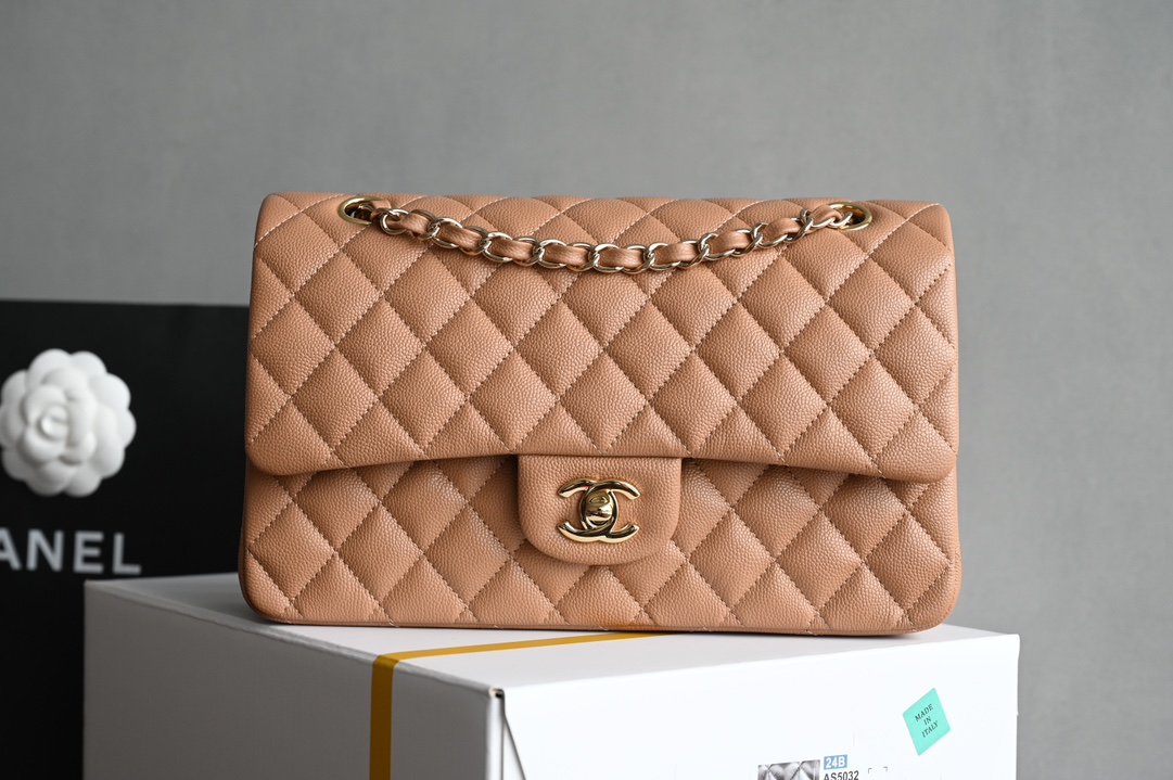 CHANEL  
 𝐂𝐅 𝟐𝟒𝐊新色 焦糖奶茶
全名Classic Fla0 
尺寸： 15.5*25.5*6.5cm
皮料：原厂Haas细球鱼子酱
五金：24K浅金电镀 

经典的CF就是有着让人一见倾心的魅力走到哪里都是移动的高雅标签纯白色散发着文雅娴淑的女神范儿搭配金扣精致奢华堪称人手一见的奢侈品入门之选哦～-高仿包包