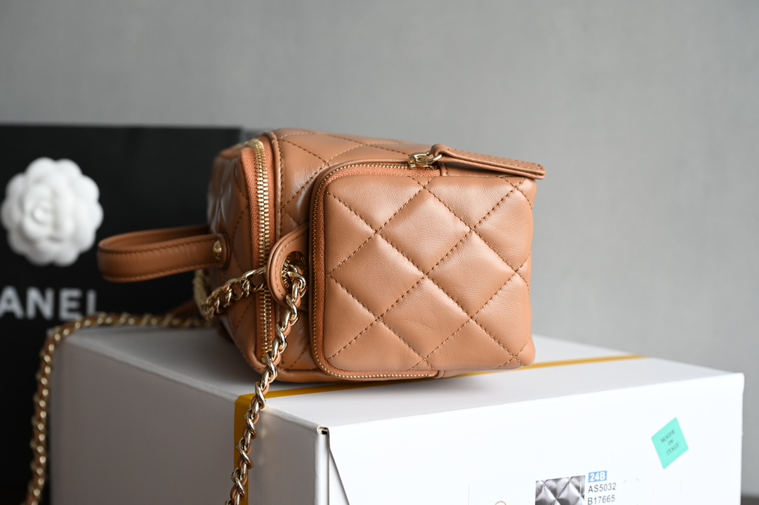 CHANEL 𝟐𝟒𝐊 hand-held camera bag / cosmetic case counter price 𝟦𝟦𝟦𝟦𝟢𝟢𝟢 𝗋𝗆𝖻 Purchase development 〰️ leather surface is waxed texture lambskin material feel delicate and soft fleshy after a special process of treatment of the leather surface is more wear-resistant and resistant to fabrication of the leather surface is transparent and delicate! Vintage chic without effort to match easily to create a sense of casual relaxation Hardware: 24K light gold plating Leather: glossy wrinkled lambskin Size: 𝟣𝟦* 𝟤𝟥* 𝟫𝖼 𝗆-High-fashion factory