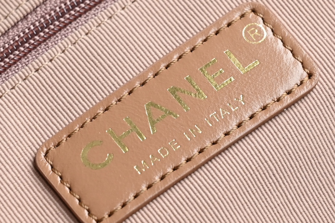 CHANEL 𝟐𝟒𝐊 hand-held camera bag / cosmetic case counter price 𝟦𝟦𝟦𝟦𝟢𝟢𝟢 𝗋𝗆𝖻 Purchase development 〰️ leather surface is waxed texture lambskin material feel delicate and soft fleshy after a special process of treatment of the leather surface is more wear-resistant and resistant to fabrication of the leather surface is transparent and delicate! Vintage chic without effort to match easily to create a sense of casual relaxation Hardware: 24K light gold plating Leather: glossy wrinkled lambskin Size: 𝟣𝟦* 𝟤𝟥* 𝟫𝖼 𝗆-High-fashion factory